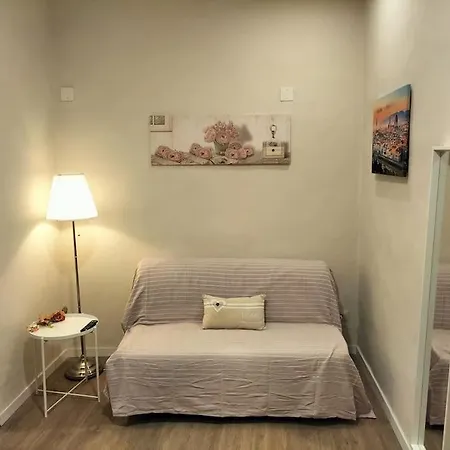 Cozy Near The Station Apartment