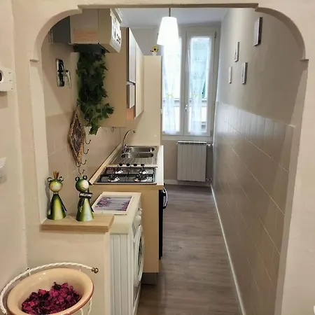 Cozy Near The Station Apartment